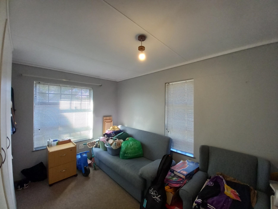 To Let 4 Bedroom Property for Rent in Rouxville Western Cape